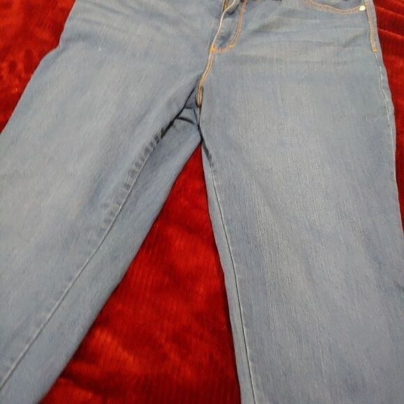 Gloria Vanderbilt Amanda Slim Jeans - Picture 2 of 5